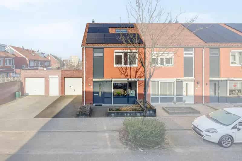 Ruime Hoekwoning 5 Slaapkamers Garage Zonnepanelen
