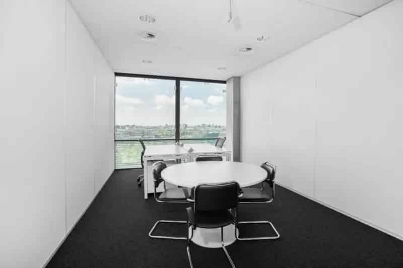 Ruim Kantoor 10-15 Personen Regus Kantoortuin