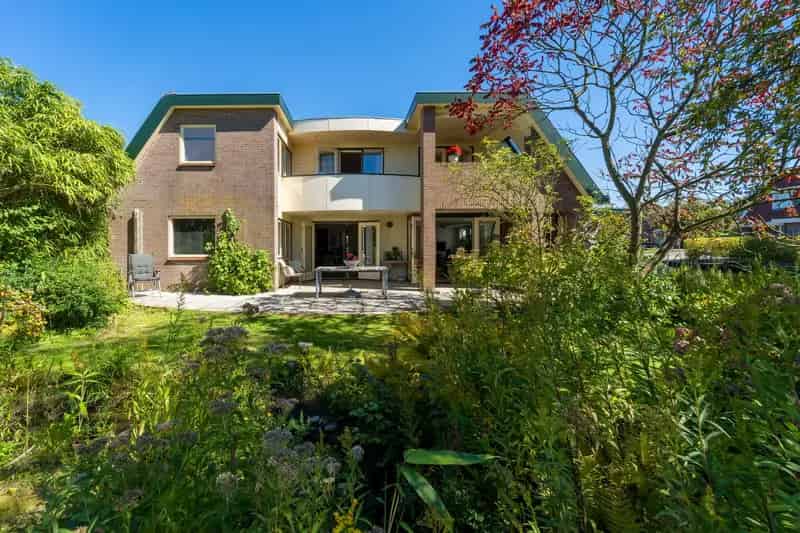 Riante Villa Den Ilp: Wonen en Werken aan het Water