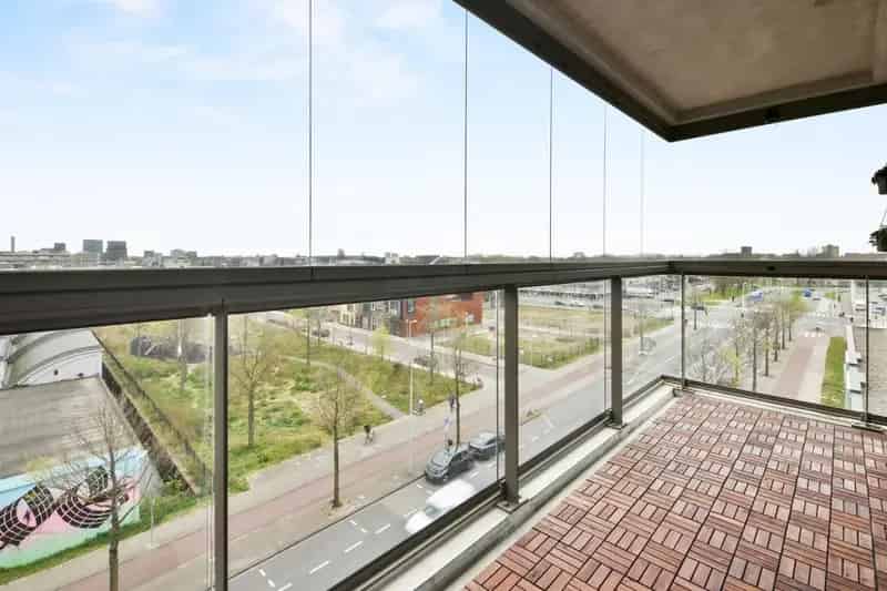 Amsterdam Bosrankstraat: Lichtrijk 3-kamer appartement met parkeerplaats