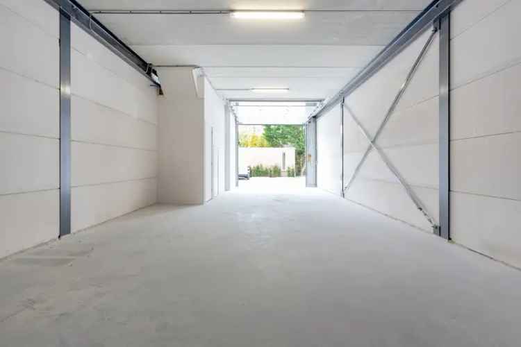 Bedrijfshal te huur Amsterdam: 82m² werkplaats + 82m² kantoor