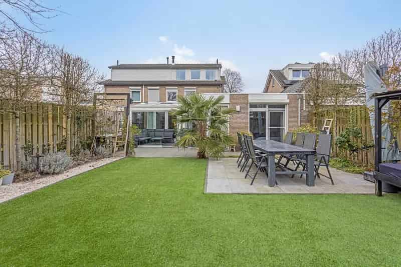 Ruime 5 Slaapkamer Tweekapper Oss
