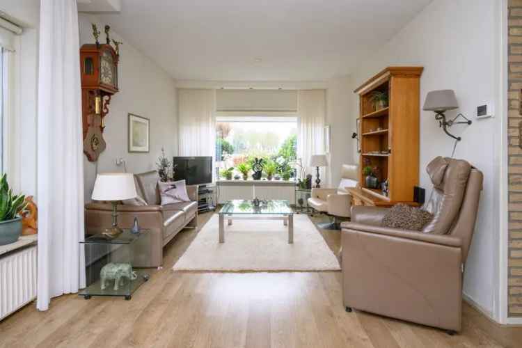 Huis te koop Huygenslaan Eerbeek: Ruim hoekhuis met garage