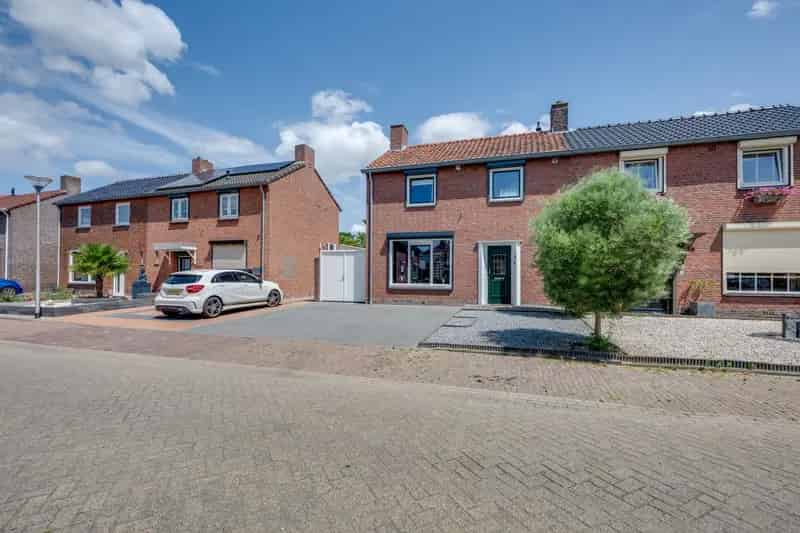 Te Koop: Ruime 4 Slaapkamers 2-onder-1-Kapwoning