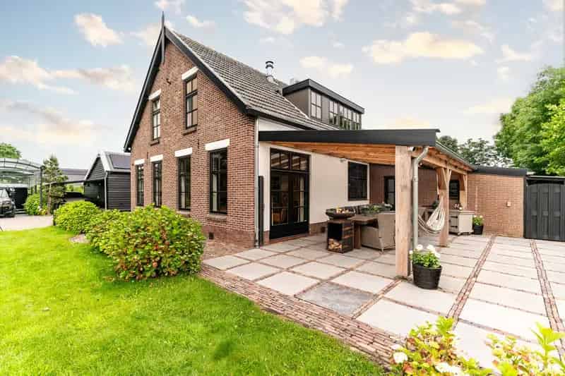 Landelijke woonboerderij met paardenfaciliteiten te Zoeterwoude