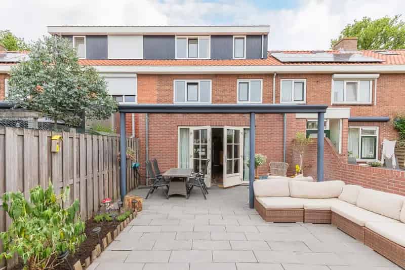 Huis te koop IJmuiden: 3 slaapkamers, zonnige tuin, nabij scholen