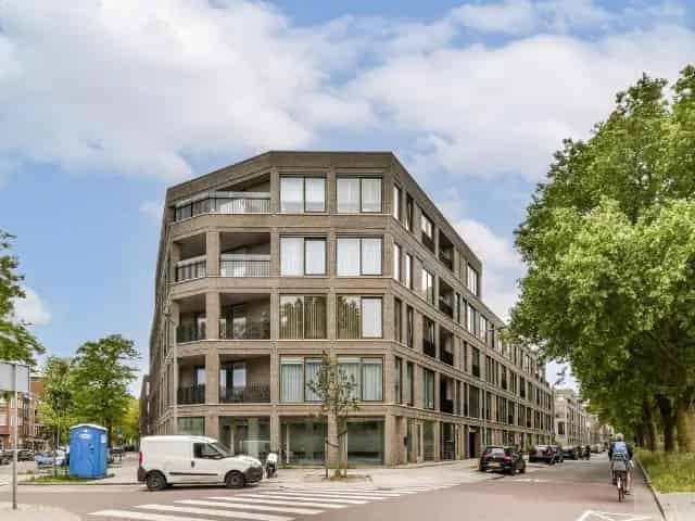 Rotterdam West: Ruim 4-kamer appartement met terras en parkeerplaats