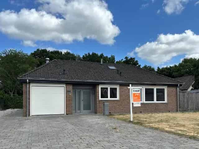 Semi-bungalow te koop: 3 slaapkamers, garage en tuin