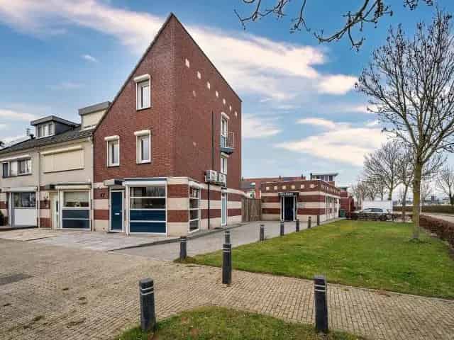 Hoekwoning te koop Venlo 4 slaapkamers bijgebouw 22 zonnepanelen