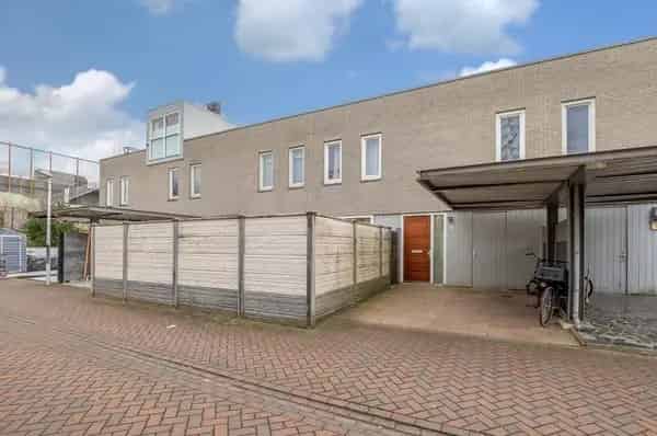 Te Huur: Ruime 3 Slaapkamer Huis Amsterdam Osdorp Prive Parkeerplaats