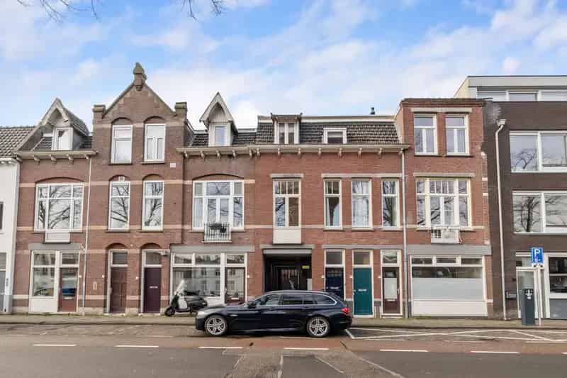 Utrecht Rivierenwijk: Modern Tweekamerappartement te Huur