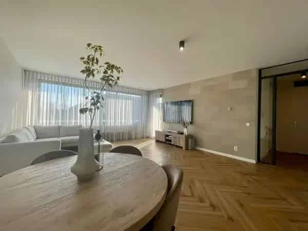 Amsterdam Nieuw-West: Modern 2-Slaapkamer Appartement te Huur