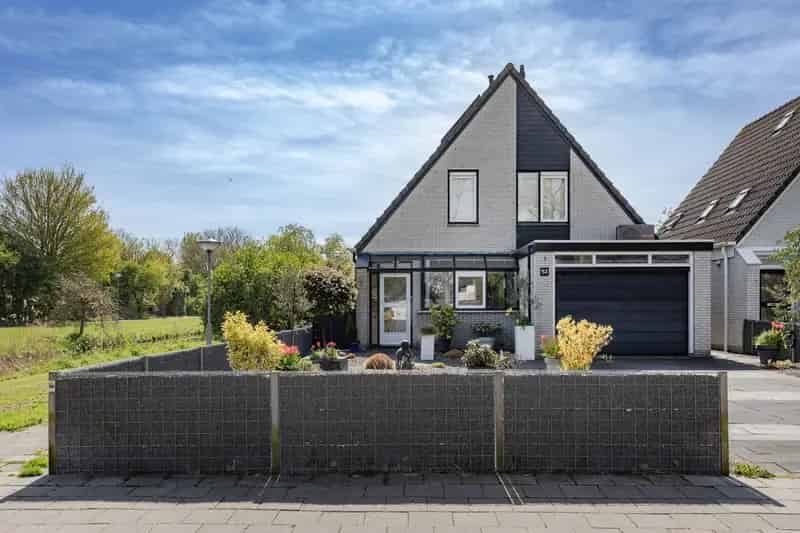 Vrijstaande woning met 3 slaapkamers en tuin op het zuiden