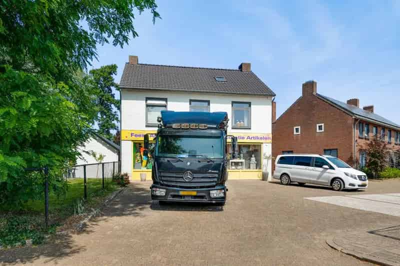 Bovenwoning met Winkelruimte Budel