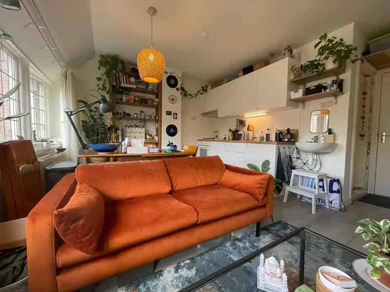 Lichte studio met eigen keuken en badkamer