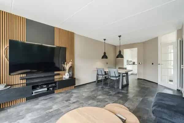 Tussenwoning aan het water met tuin en boot aanlegplaats