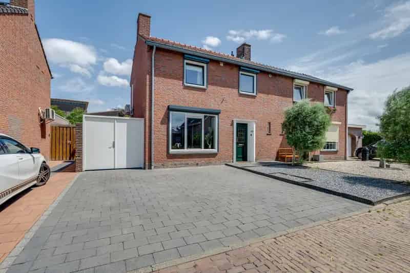 Te Koop 4 Slaapkamers 2 Onder 1 Kapwoning Ruime Tuin