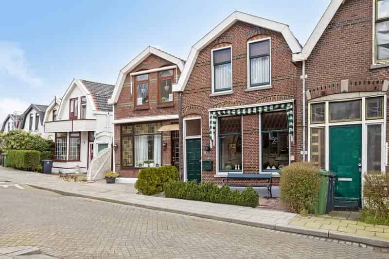 Tussenwoning Overschie: Rust, Ruimte en Stad Nabij
