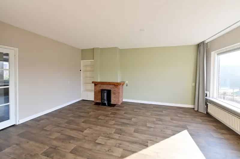 Ruime 4 Kamer Maisonnette te Huizen met Balkon en Garage
