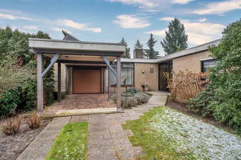 Vrijstaande Bungalow te renoveren met zwembad Venlo