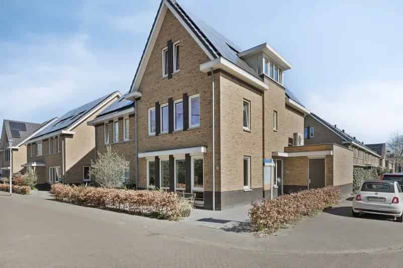 Huis te koop Almere: Ruime 2-onder-1 kap woning 199m²