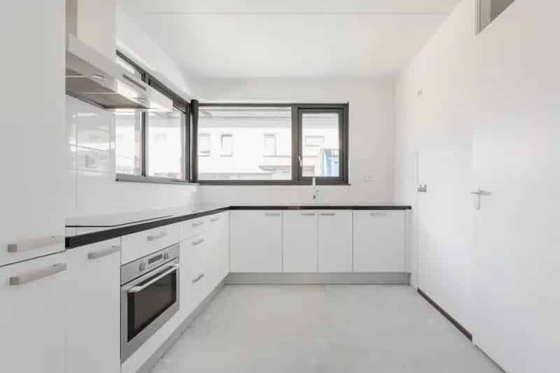 Almere Tussen de Vaarten: Ruime Semi-Bungalow te Huur