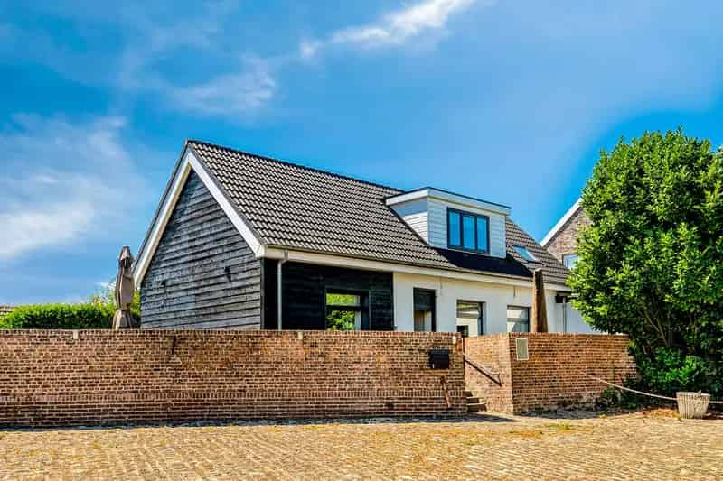 Luxe Twee-in-Een Woning in de Polder met Uitzicht op de Zee