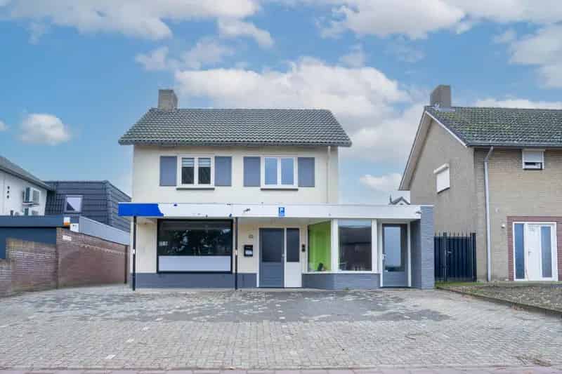Te renoveren woning met 5 garageboxen Asten