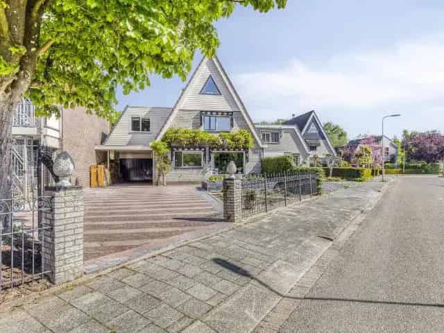 Herenhuis 7 slaapkamers Barendrecht Grote tuin