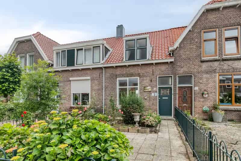 Huis te koop: Burgemeester van Esstraat 127 3195 AC Pernis Rotterdam 