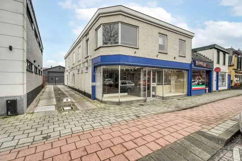 Belegging Voorschoten: Winkel en 2 Bovenwoningen met Zonnepanelen