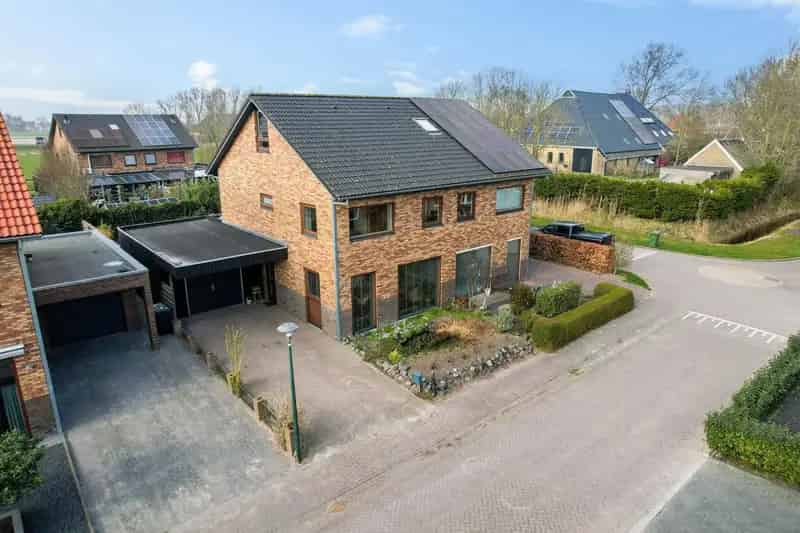 Royale 2-onder-1-kapwoning te Arum met 4 slaapkamers en garage