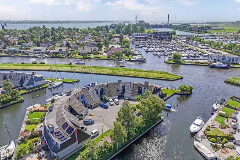 Lemmer Brekkense Wiel: Waterwoning met Aanlegsteiger
