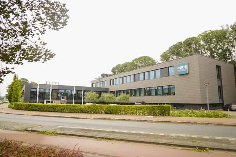 Kantoor Leeuwarden te koop: 3177m² laboratorium met erf en parkeergelegenheid