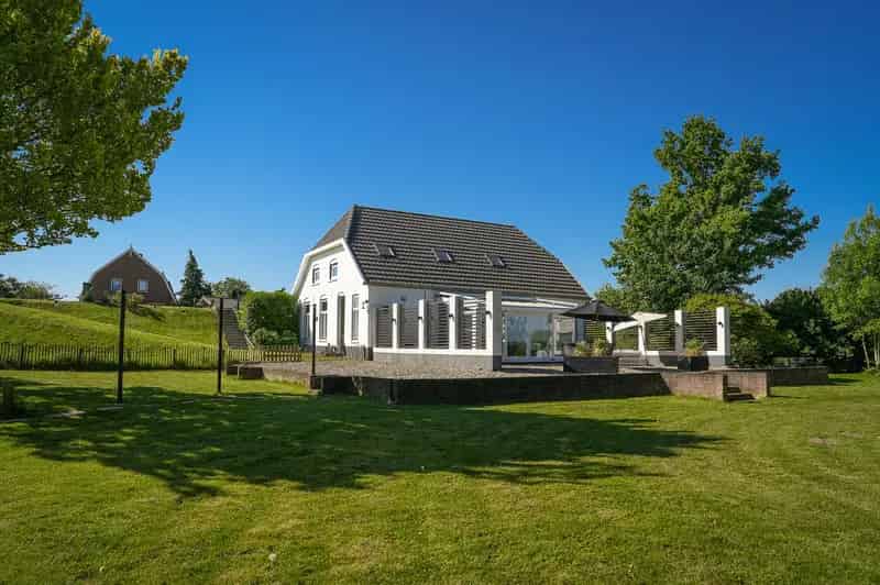 Dijkwoning met schuur en weide te koop