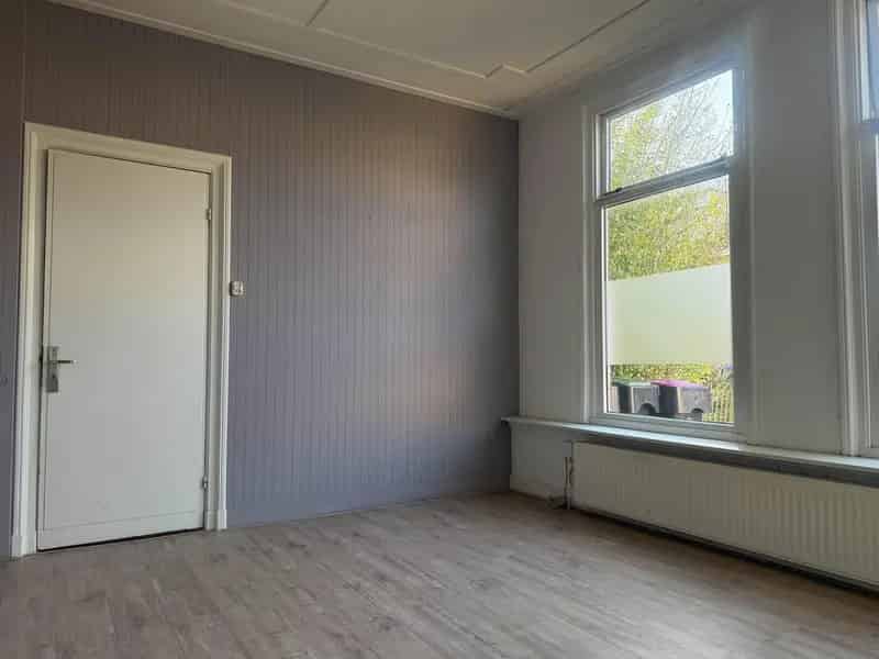 Hoekwoning Huizum: Sfeervolle woning met schouw en bedstede