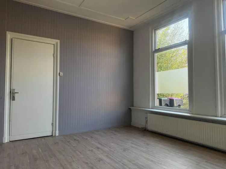Hoekwoning Huizum: Sfeervolle woning met schouw en bedstede