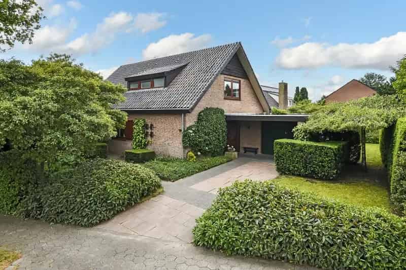 Huis te koop Elst: Ruime gezinswoning met 4 slaapkamers en grote tuin