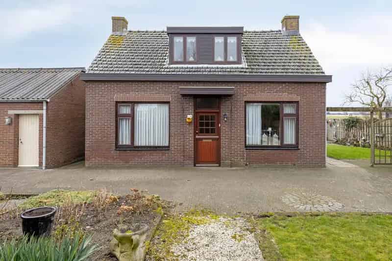 Vrijstaande woning met schuur en garage Lage Zwaluwe