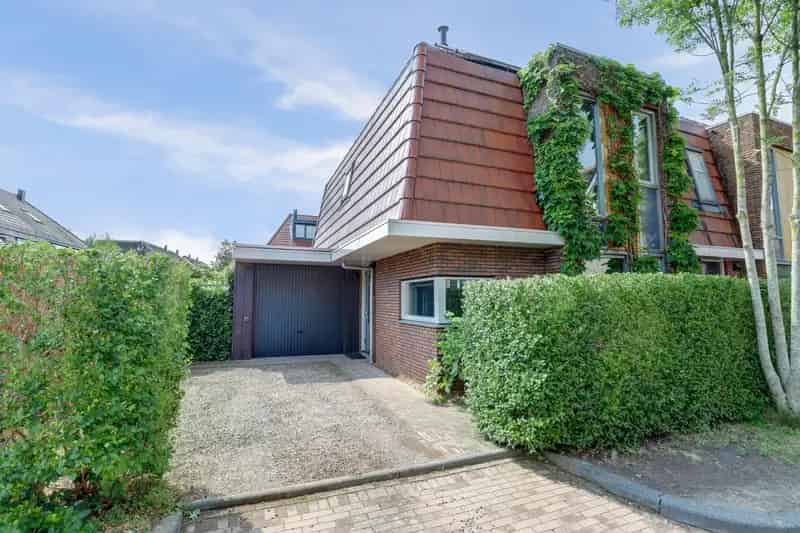 Hoekwoning Hooglanderveen 3 slaapkamers Garage Tuin Zonnepanelen