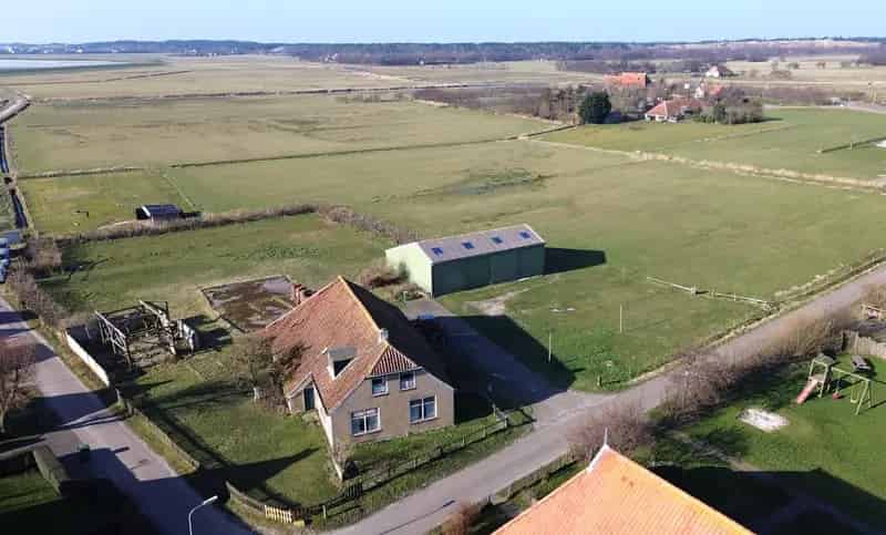 Woonboerderij met loods en schuur aan de Waddendijk