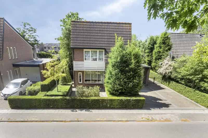 Vrijstaande woning met kantoor aan huis en grote tuin