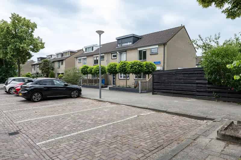Ruime Hoekwoning 4 Slaapkamers Nabij Voorzieningen