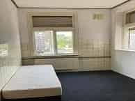 Kamer Enschede: Gemeubileerd met eigen wasbak en dakterras