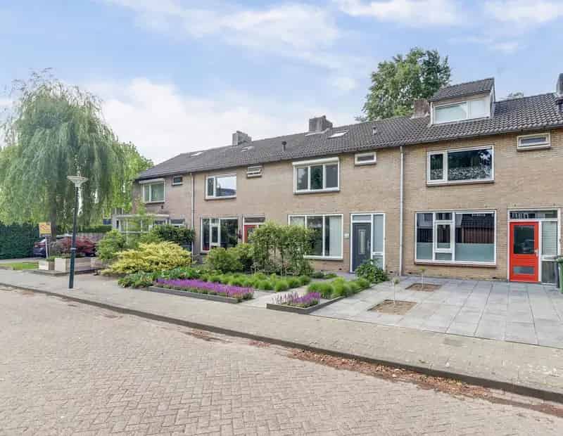 Tussenwoning Bladel: 4 slaapkamers, tuin op het zuiden, instapklaar