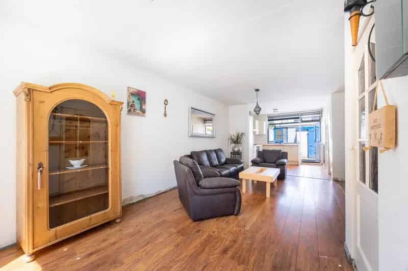 Te moderniseren 2 kamer woning met tuin in Zeeheldenkwartier