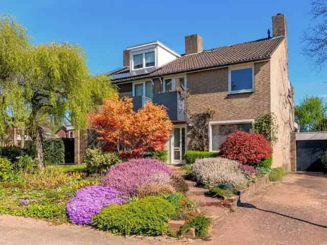 Ruime Tweekapper met Garage en Royale Tuin te Koop in Hoensbroek