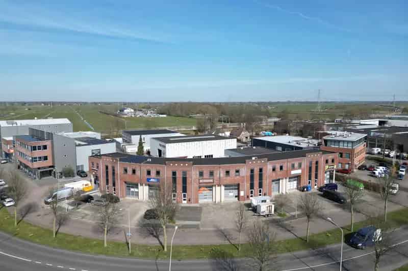 Bedrijfshal te huur Sliedrecht 129m2 Bedrijfsruimte 63m2 Kantoor