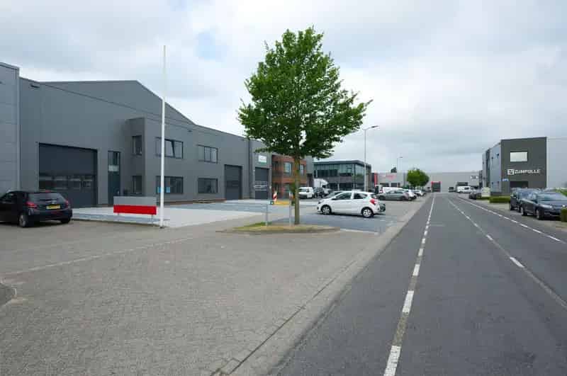 Bedrijfshal te huur Zaltbommel 736m2 bedrijfsruimte 178m2 kantoor