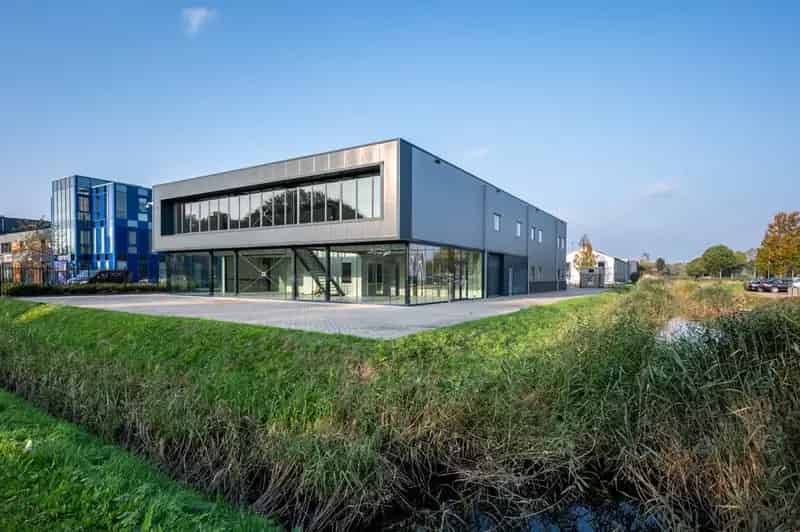 Bedrijfshal te Huur Oude Tonge 1125m2 Showroom Kantoor
